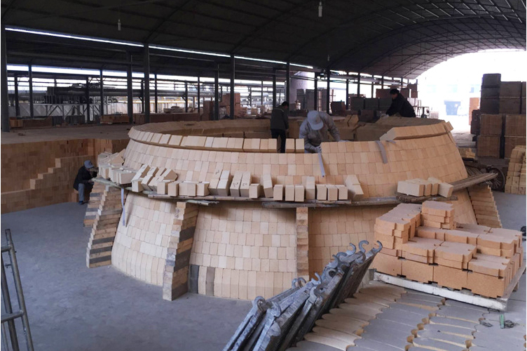 拱形內(nèi)襯高鋁耐火磚砌筑現(xiàn)場